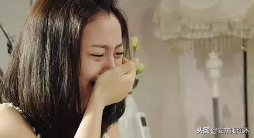 兒媳伺候癱瘓婆婆八年，忘帶手機提前回家，推開門她含淚報警！