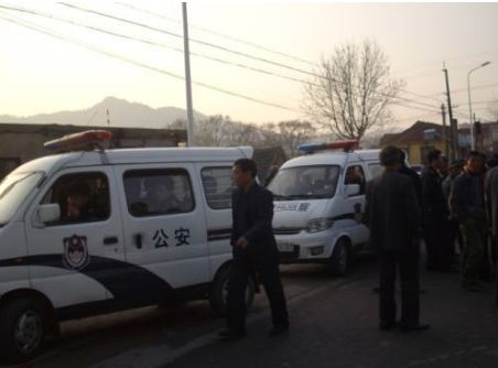 老漢給小乞丐一饅頭，次日來三輛警車，被帶上車後老漢當場石化