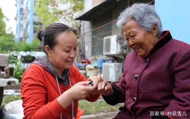 弟弟不照顧母親，我和老公把她接來養老，三年後，弟弟哭了我笑了