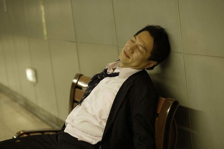 小叔子新婚夜大醉，嫂子無奈送他回屋，可推開門一瞧，直接報了警