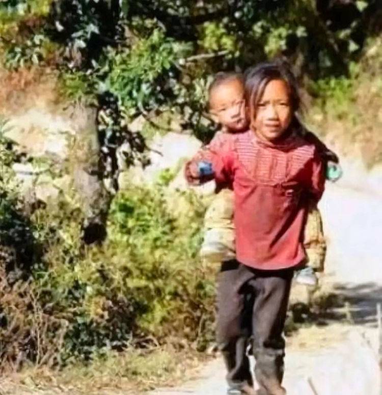 為了供弟弟讀書，姐嫁給窮漢，妹嫁給傻子，8年後一排豪車開進村，兄妹三人抱頭痛哭