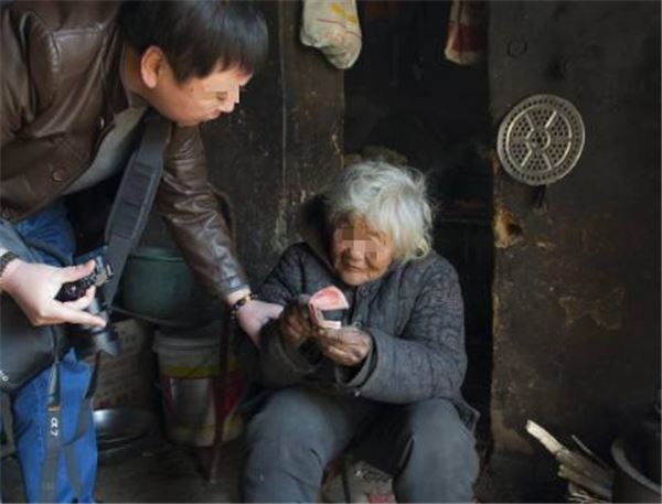  撿破爛的乞丐母參加兒子婚禮時被親家譏寒酸，直到酒店老闆來埋單後才知身分很不一般！