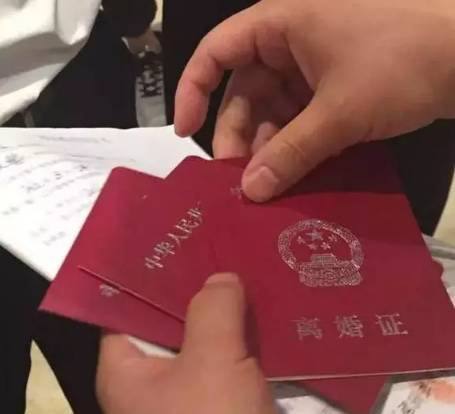 離婚後發現自己懷孕，瞞著前夫生下兒子，兒子滿月回前夫家時蒙掉