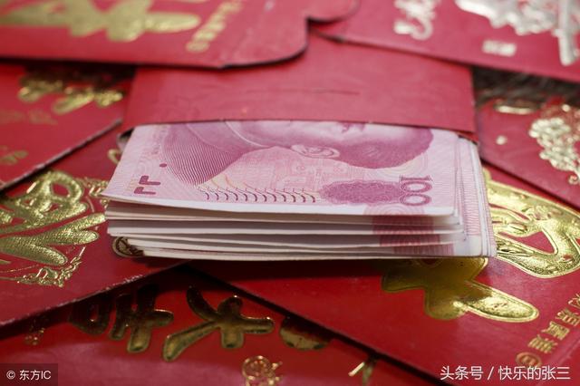 新婚夜看見岳母進了父親房間，趴門口偷看，兒子握緊拳頭