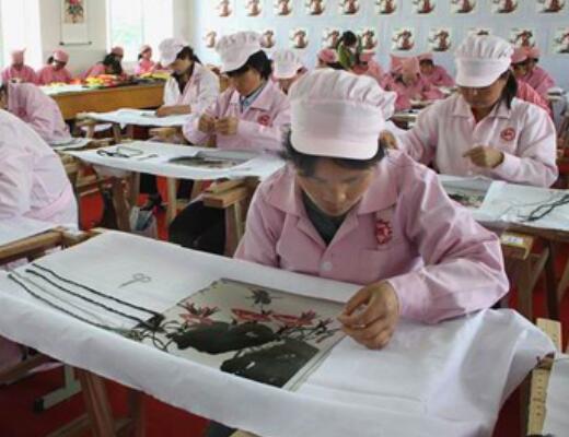 為供小叔子上大學，殘疾的她吃盡苦頭，小叔子畢業後以驚人的方式報恩
