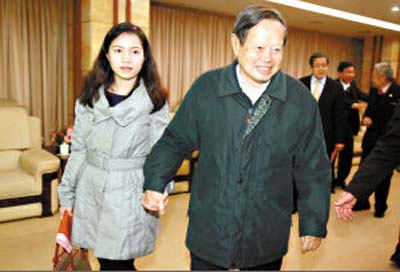 他「82歲時娶28歲嫩妻」轟動社會！沒人看好卻相伴13年，95歲的他說：「我死後你可以...」 