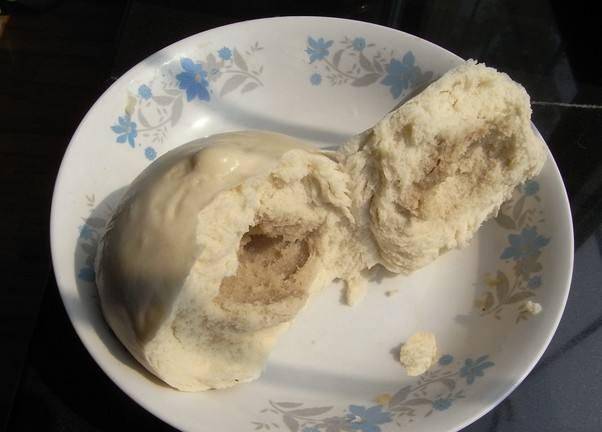 施捨乞丐一個熱饅頭，乞丐次日帶土匪洗劫他家，他感動的流下熱淚