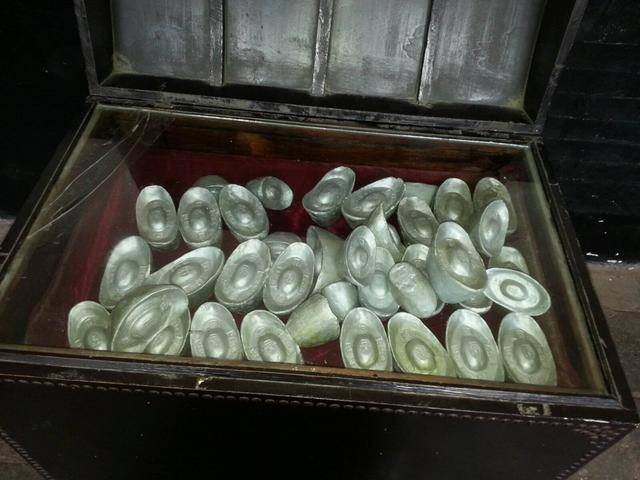 施捨乞丐一個熱饅頭，乞丐次日帶土匪洗劫他家，他感動的流下熱淚