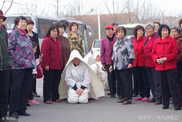 丈夫不幸去世，妻子守寡4年，意外收到丈夫遺物，打開後淚流滿面