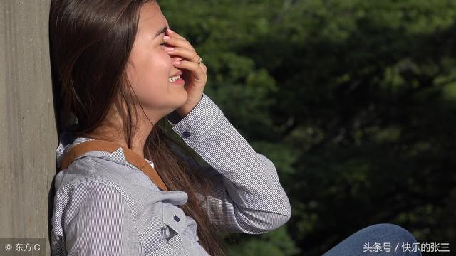 丈夫不幸去世，妻子守寡4年，意外收到丈夫遺物，打開後淚流滿面