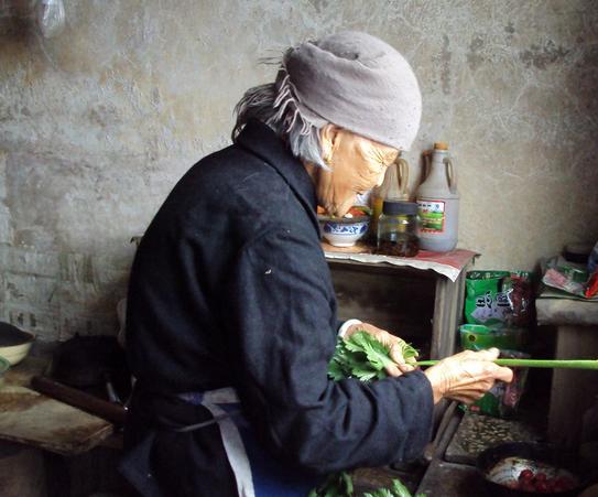 孫子到山上抓了一隻老鼠給瞎了眼的奶奶吃！多年後奶奶過世時，孫子嘴角竟然露出一絲笑容冷靜的說。。。