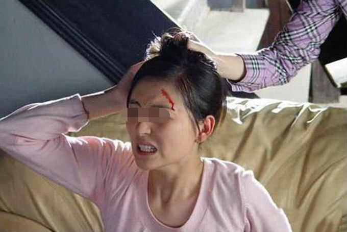 去醫院看病，巧遇大肚子前妻產檢，跟到診室門口後，俺怒打老婆