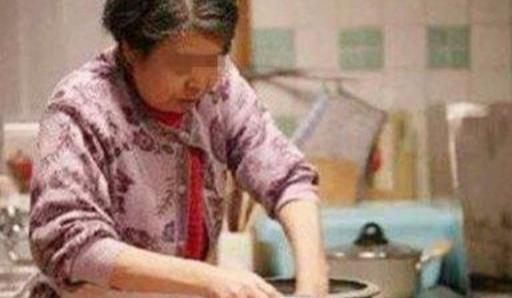 生個女兒，婆婆讓女子回自己家坐月子，姐姐開跑車來接，婆婆無語