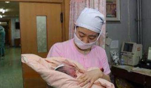 生個女兒，婆婆讓女子回自己家坐月子，姐姐開跑車來接，婆婆無語