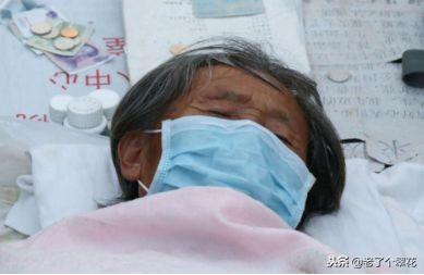 兒子重病，親家送來10萬救急，婆婆前去感謝，推開門傻住了