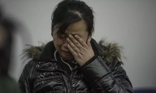 兒媳婦不孕，婆婆勸兒子再娶，三年後抱孩子去羞辱，進門如遭雷擊