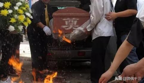 老婆車禍去世，推進火化爐內傳來哭喊聲，工作人員告訴真相，蒙了