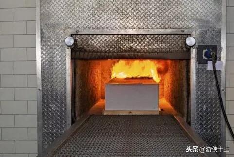 老婆車禍去世，推進火化爐內傳來哭喊聲，工作人員告訴真相，蒙了