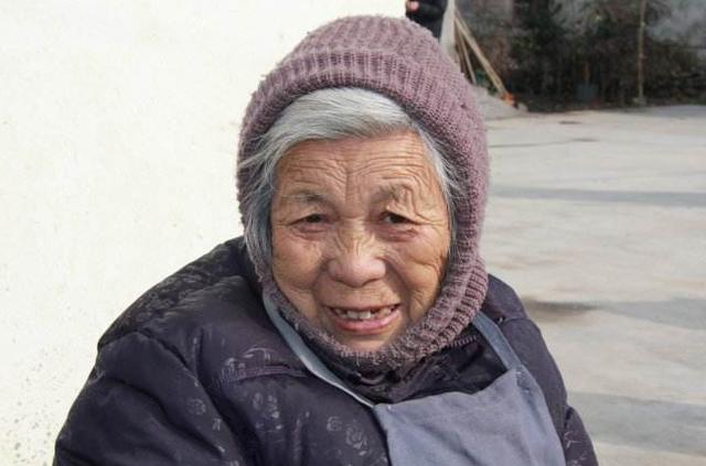 婆婆三個月不洗腳，兒媳嫌臭，去房裡偷摸看一眼，紅了眼眶