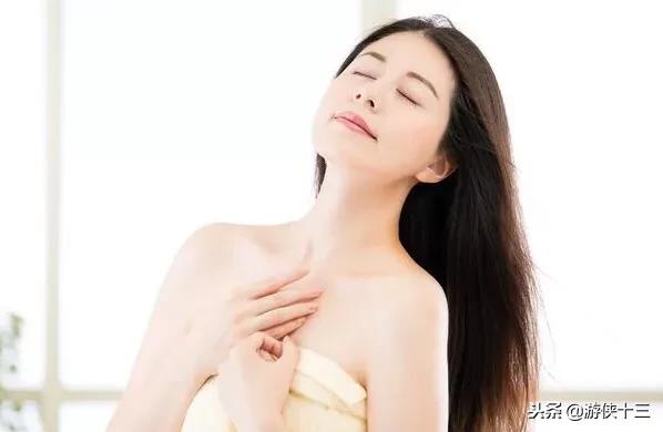 出差提前回家，老婆在浴室，從後面抱住她，她閉眼說句話，俺失控