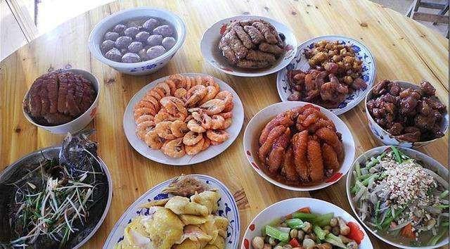 頭次去女友家吃飯，飯菜挺好吃，吃完去廚房倒水時，一時無語