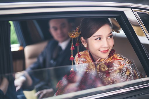 為了救治嬸嬸，我嫁給一個「大我20歲的男人」，新婚夜我卻幸福的笑了！