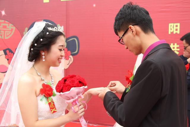 小舅子結婚我封五千紅包，手機螢幕一亮，我把婚禮現場砸了