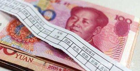 結婚後把工資都交給母親，妻子生育時要取錢，看見餘額後他蒙了