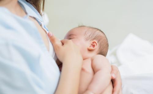 兒子吃母乳後卻離奇死亡，得知原因後，老公大罵：你不配當媽！