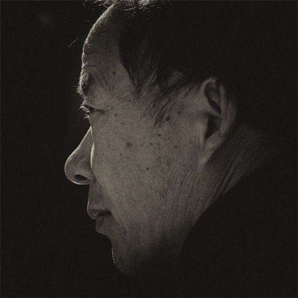 老婆出車禍過世，但每個月依然有人往她銀行裡匯錢，知道原因後我怒砸遺像！