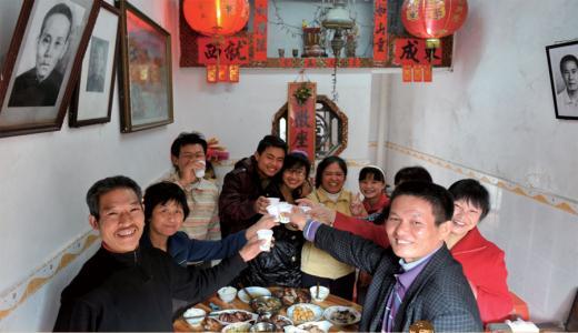 小姑子初二拜年，提了大包小包回娘家，拆開禮包後，我躲進房裡