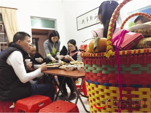 小姑子初二拜年，提了大包小包回娘家，拆開禮包後，我躲進房裡