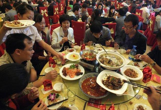 婚宴上，他多吃了塊肉被富二代辱罵，新郎的做法讓人倒吸一口涼氣