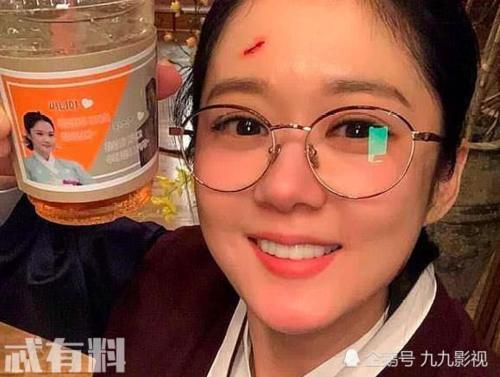 被封殺的張娜拉現狀，昔日女神成商場櫃員，滿臉疤痕太心酸！