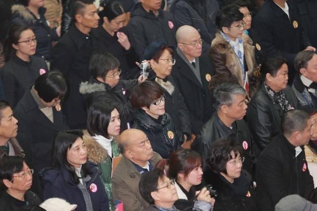 劉德華57歲連唱20場導致發炎失聲，女粉絲拒絕退票，理由令人淚目！