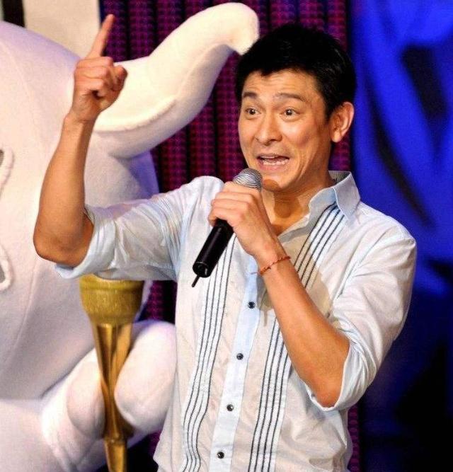 劉德華57歲連唱20場導致發炎失聲，女粉絲拒絕退票，理由令人淚目！