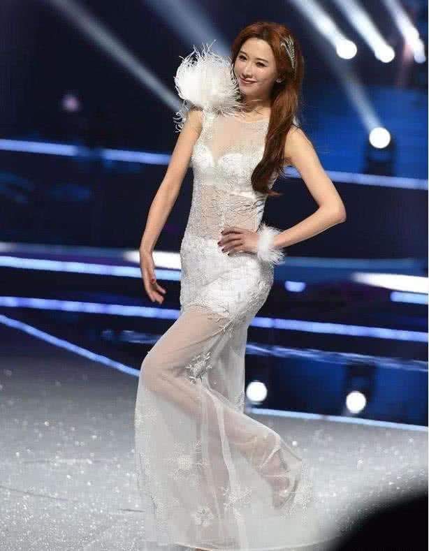  林志玲真大膽, 穿透視裙吸瘋狂撩人, 網友: 一般人駕馭不了!