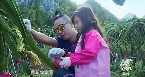 應采兒帶Jasper採購嬰兒用品，采兒肚子圓圓，51歲陳小春又做爸爸
