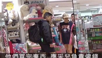 應采兒帶Jasper採購嬰兒用品，采兒肚子圓圓，51歲陳小春又做爸爸