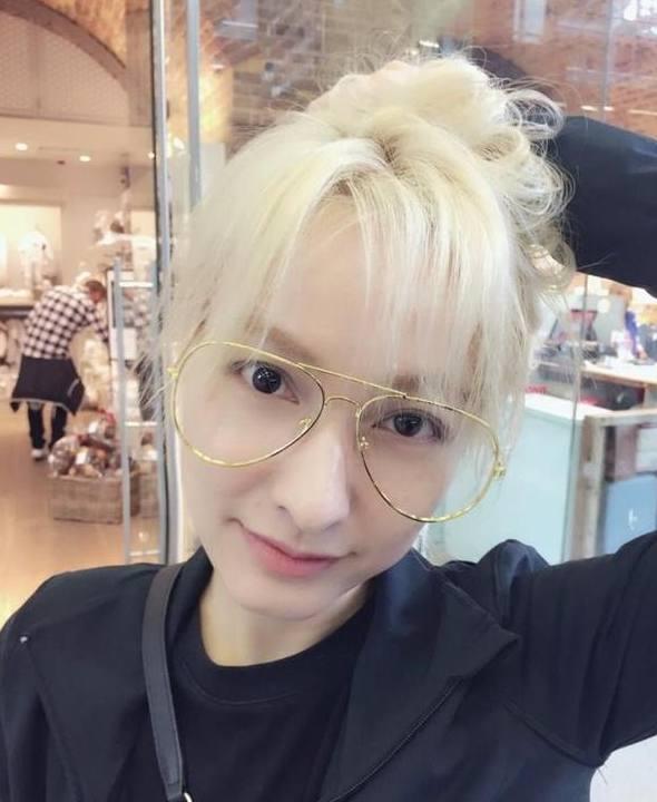5位女星同戴金絲眼鏡，本以為熱巴最酷，看到她我真信了 