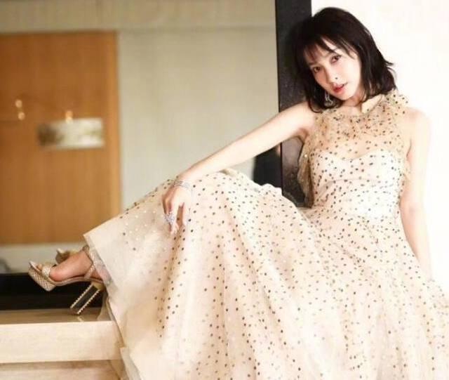 5位女星同戴金絲眼鏡，本以為熱巴最酷，看到她我真信了 