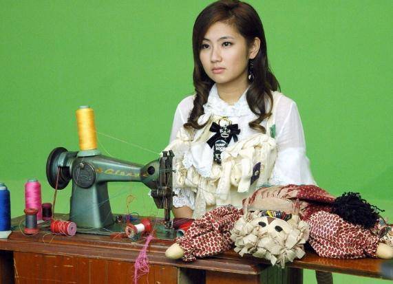 金莎拍戲頭髮被燒焦，讓人想到8年前任家萱俞灝明的不幸遭遇！