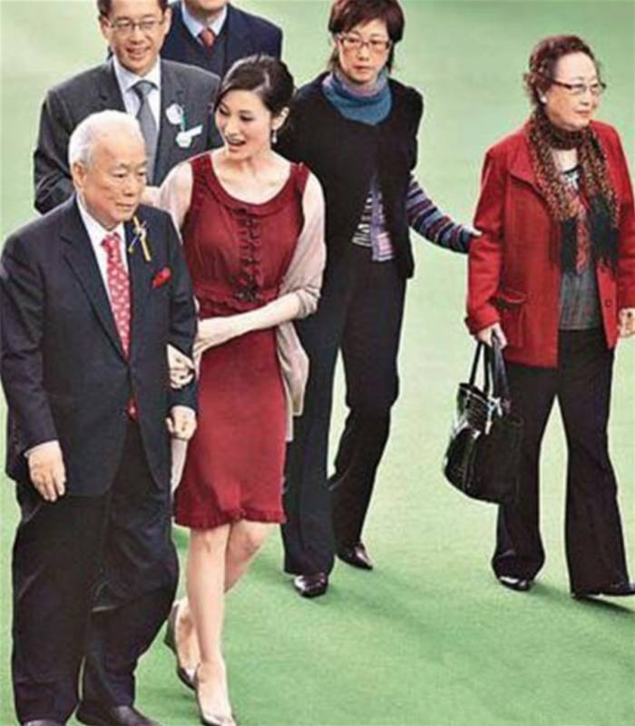 李嘉欣公公離世，1650億遺產一塊都沒分到！驚傳月領「786萬零用錢」過活!