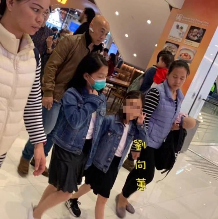 劉德華妻子帶女兒出街穿著樸素，劉向蕙全身照曝光長腿吸睛！