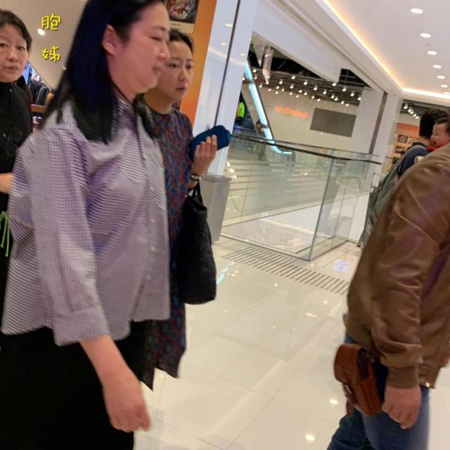 劉德華妻子帶女兒出街穿著樸素，劉向蕙全身照曝光長腿吸睛！