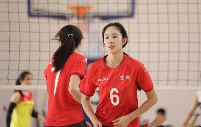 大學生排球賽場驚現絕世美女顏，值高身材好酷似劉亦菲 