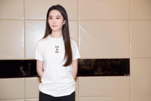 大學生排球賽場驚現絕世美女顏，值高身材好酷似劉亦菲 