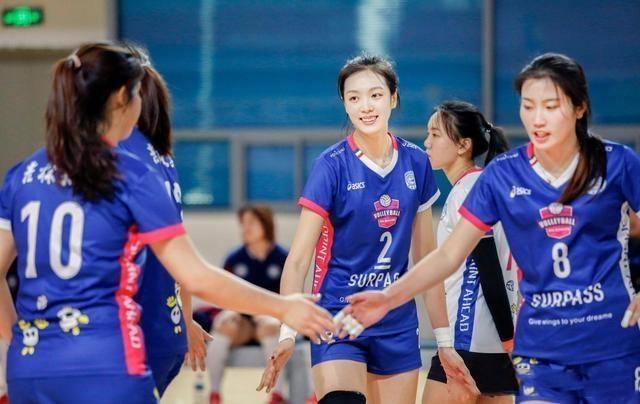 大學生排球賽場驚現絕世美女顏，值高身材好酷似劉亦菲 