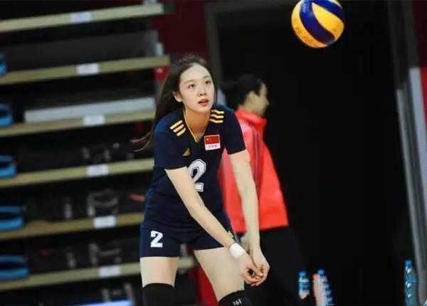大學生排球賽場驚現絕世美女顏，值高身材好酷似劉亦菲 