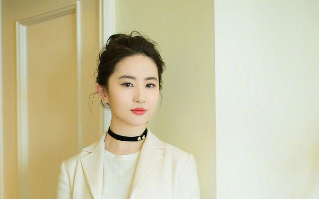 劉亦菲17歲照，一顰一笑都是那麼美，網友：與眾不同的仙女味道 